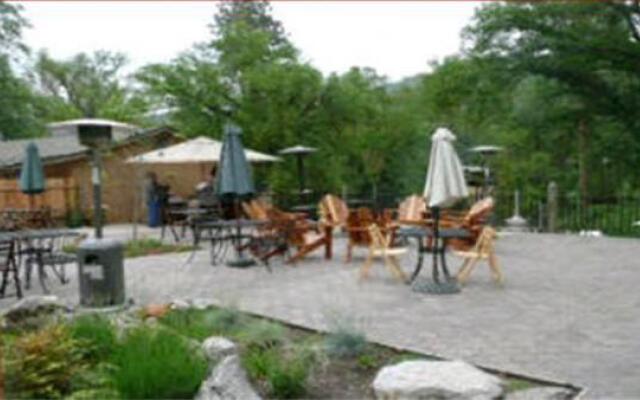 Queen's Inn By the River