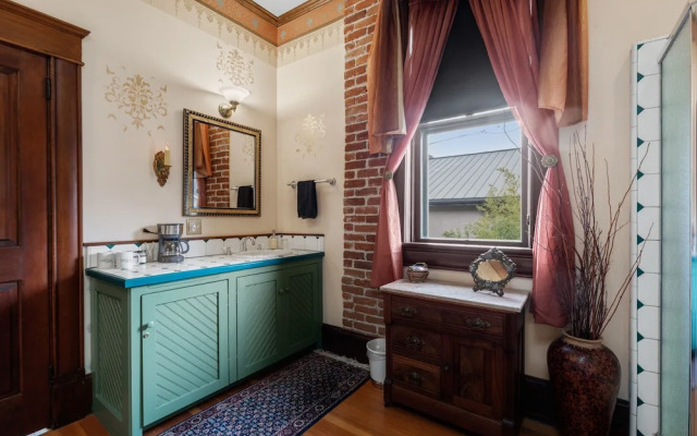 Peerless Hotel & Restaurant