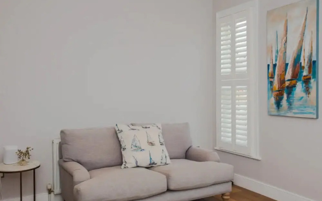 Classic and Elegant 3 Bedroom Apartment With Private Garden