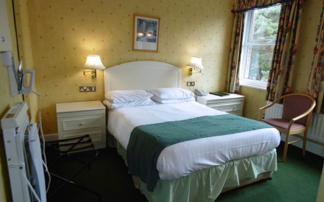 Elstead Hotel