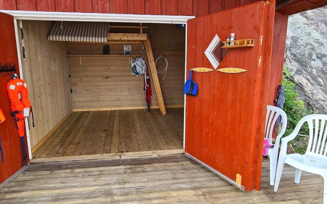 10 Person Holiday Home in Staubø