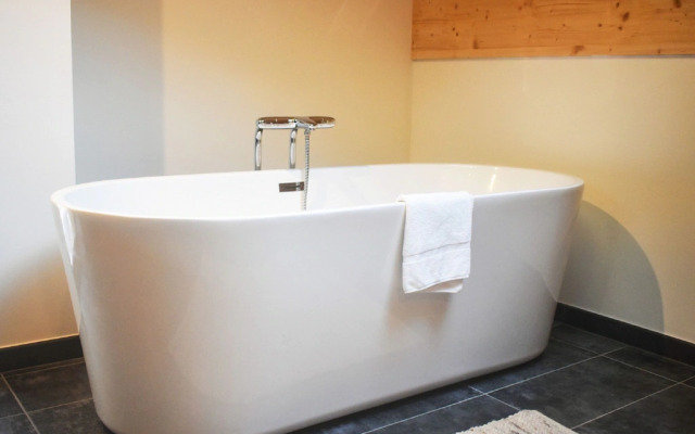 Penthouse with wine climate cabinet, ski lift 1.5 km away.