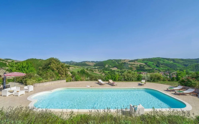 Villa in Belforte All'isauro With Pool