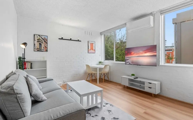 Cozy 1BR Stay in South Yarra With Parking & Wi-fi