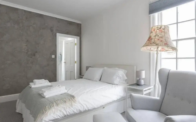 Bright And Elegant 3 Bedroom Seafront Apartment