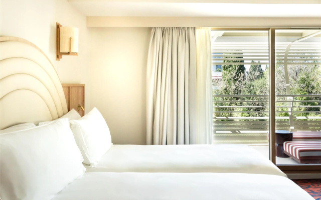 Hotel Ventura Saint-Tropez, Tapestry Collection By Hilton