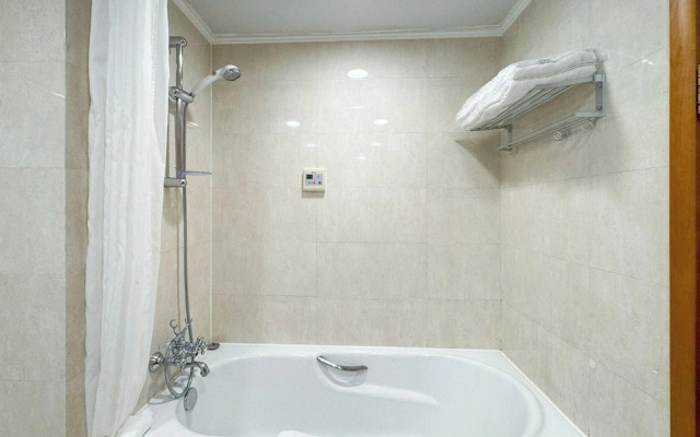 Tyms 2BR Apt Near ITC Xujiahui Line1 11
