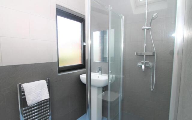 The Coach House - Free Private Parking - by PROPERTY PROMISE