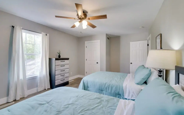 Cheerful Townhouse - Walk to Table Rock Lake!