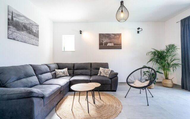 Beautiful Home in Molunat With Wifi and 8 Bedrooms