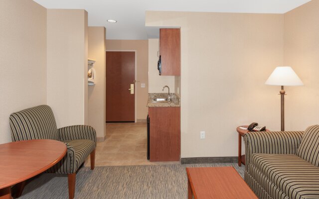 Holiday Inn Express Hotel & Suites Tilton - Lakes Region