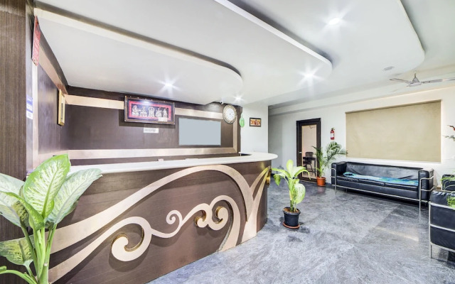OYO 28033 Pradha Grand