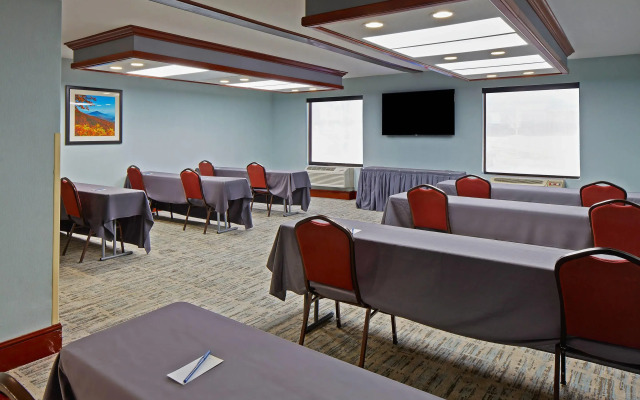 Comfort Suites Outlet Center