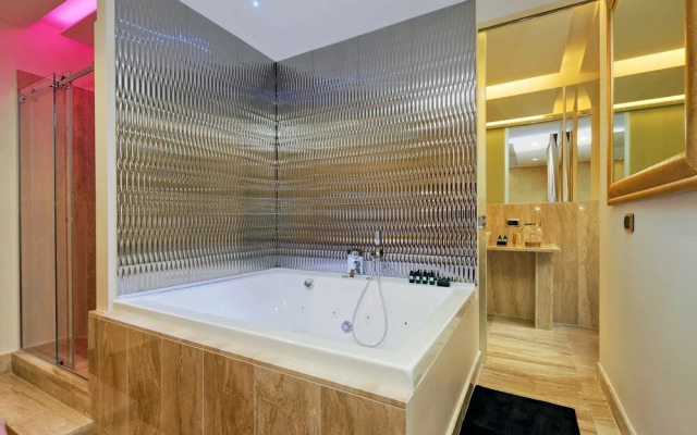 Trevi Diamond Luxury Suites & Jacuzzi