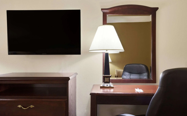 Travelodge by Wyndham La Porte/Michigan City Area