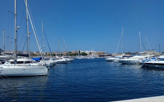 Modern Flat Close To Valletta sleeps 8