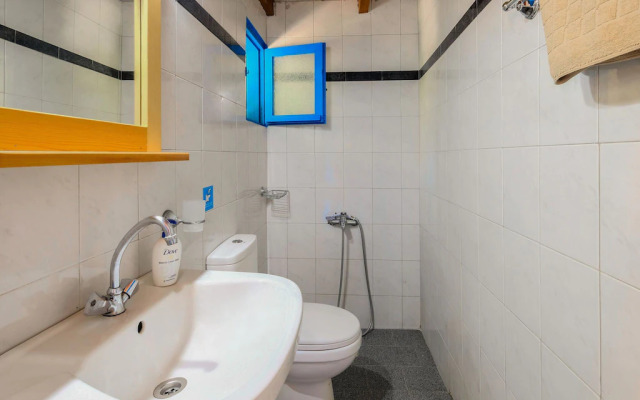Aesthetic Holiday Home in Palaiochora near Sea Beach