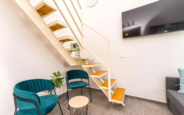 Ocean blue modern apartment for 8