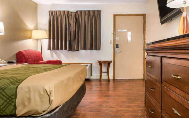 Econo Lodge Airport - Holland