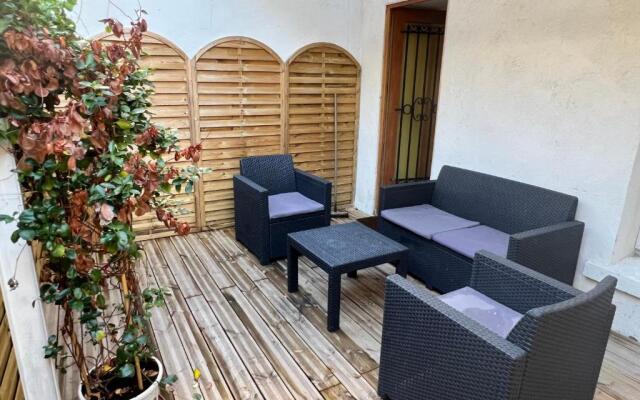 Studio Neuf Climatisé avec Terrasse #4