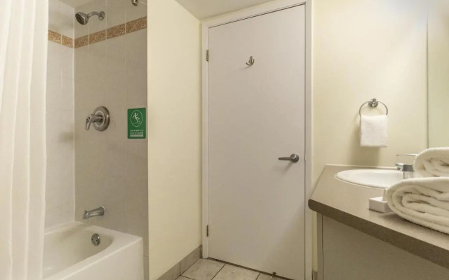 Hotel Faubourg Montreal - ex Holiday Inn Express Hotel & Suites Centr