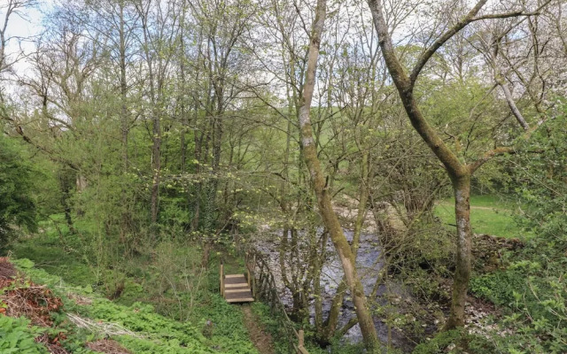 2 Riverside Walk