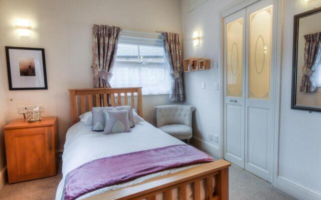 Brooklands Lodge - Bed & Breakfast