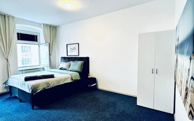 Spacious 7BR Apartment Prime Location