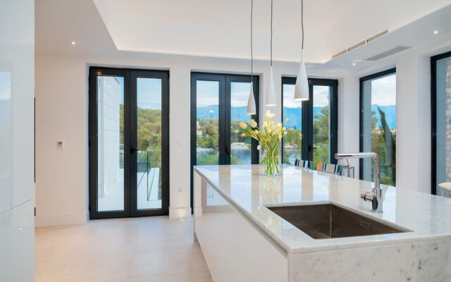 Luxury Villa Silent with Infinity Pool
