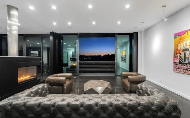Glass Mansion - Chic Glass Villa in LA Hills With Views, Style & Serenity