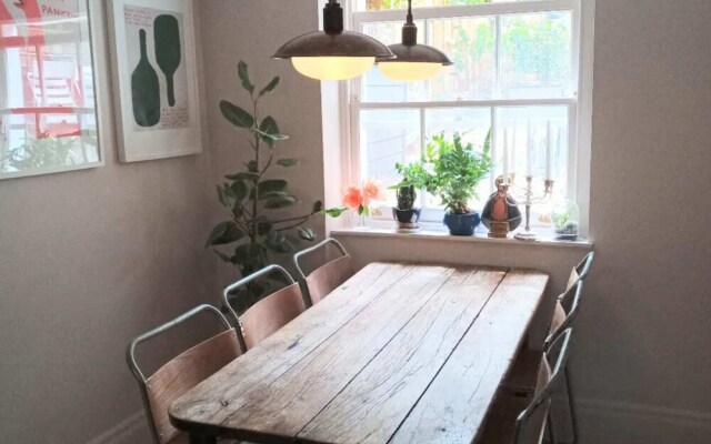 Incredible & Quirky 2BD Home With Garden - Hackney