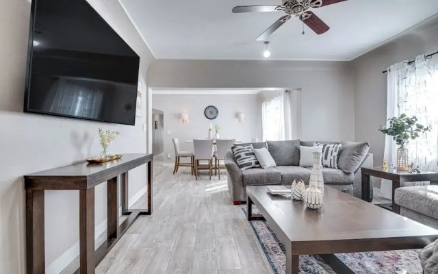 7 Mi to Downtown: East Los Angeles Apartment