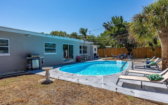 NEW Mid Century Modern Largo Retreat