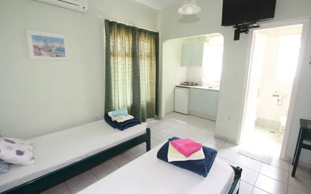 Room in Apartment - Pelagos Studios by Frangki 3