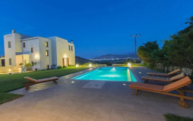 Beautiful 4-bed House With Private Pool in Naxos