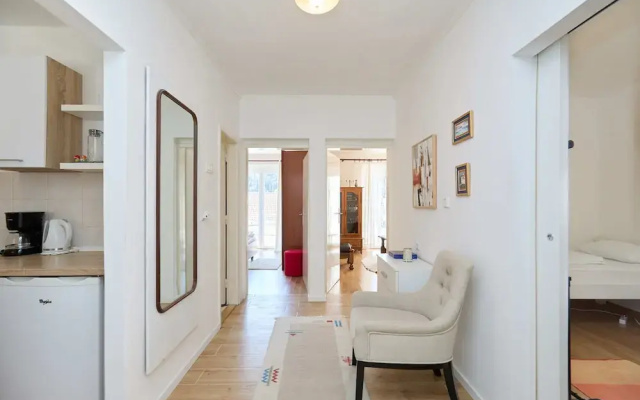 Kablar'S Sunny Suites