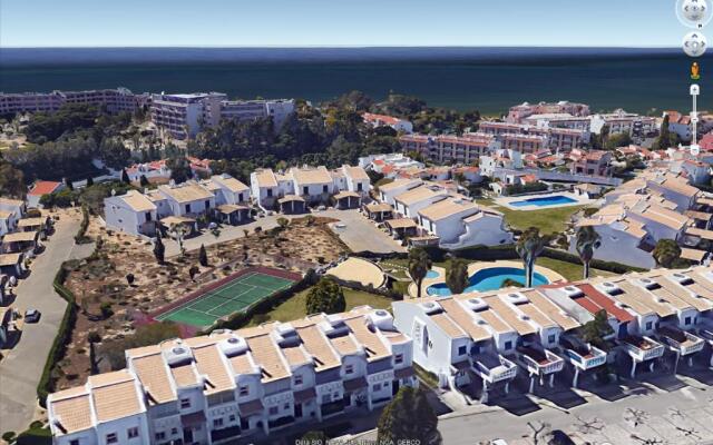 3 bedroom apartment in Oura Albufeira with amazing pool at walking distance to beach, strip and old town, WIFI and AC, private condo