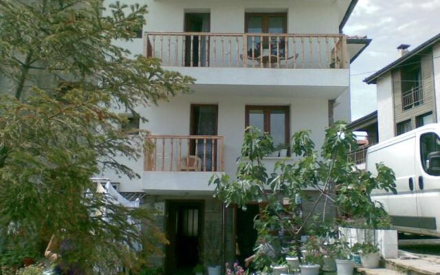 Farlalievi Guest House