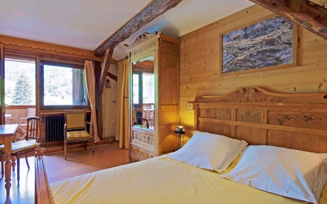 Superb Savoyard traditional chalet located 500 m from the slopes