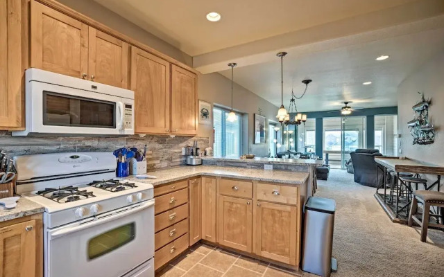Gold Beach Townhome With Ocean Views & Sunroom!