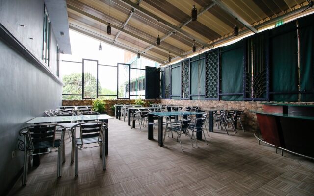 RedDoorz Premium near Nipah Mall