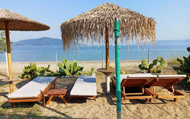 Beach Villa Next To The Waves