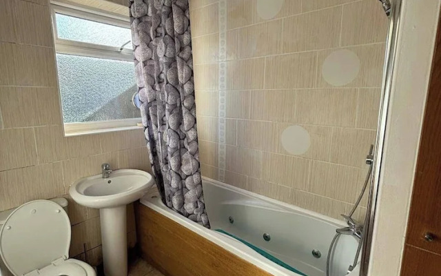 Modern 3 Bed/free Parking/10 Mins Walk to Station