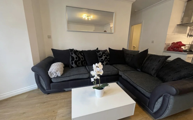 Modern 2 bed Apartment With sea Views