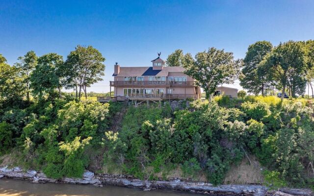 Afton Waterfront Retreat w/ Spacious Deck!