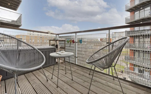 Bright Greenwich Flat Near Canary Wharf by Underthedoormat