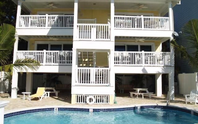 Sunset Villas 3 Million $ Views/2 Balconies/bbq/pool