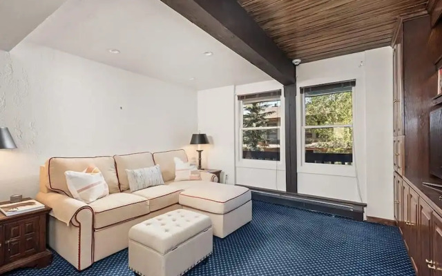 3 BR Penthouse w Hot-tub -mountain Views