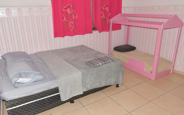 Quarto em residência tranquila e familiar