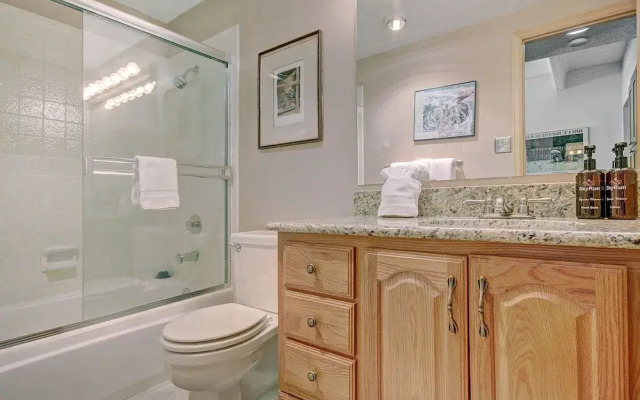 Alluring Lofty Condo In East Village - PG310 by RedAwning